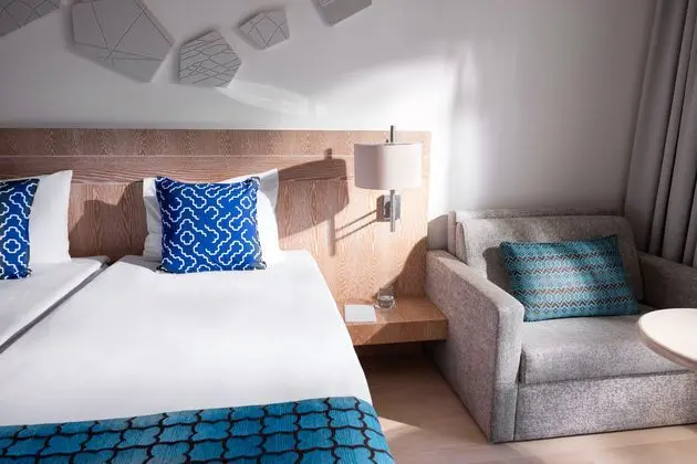 https://images.etstur.com/imgproxy/resize/2560x1440/files/images/hotelImages/etsrooms/631/TUI_BLUE_Sarigerme_Park_20251027171503_1.jpg