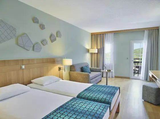 https://images.etstur.com/imgproxy/resize/2560x1440/files/images/hotelImages/etsrooms/631/TUI_BLUE_Sarigerme_Park_20251027173355_1.jpg