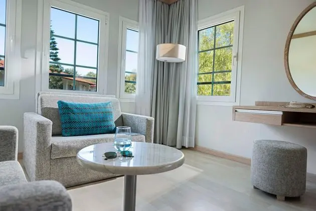 https://images.etstur.com/imgproxy/resize/2560x1440/files/images/hotelImages/etsrooms/631/TUI_BLUE_Sarigerme_Park_20251027173355_2.jpg