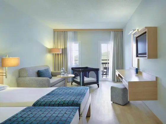 https://images.etstur.com/imgproxy/resize/2560x1440/files/images/hotelImages/etsrooms/631/TUI_BLUE_Sarigerme_Park_20251027173508_0.jpg