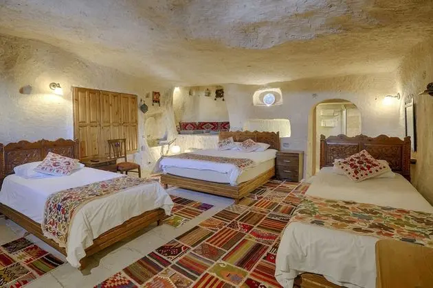 Cave Suite, Hill View