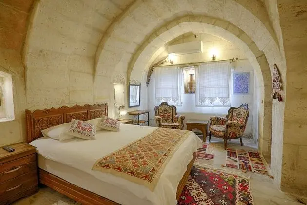 Cave Suite, Hill View