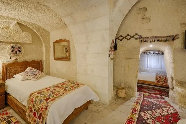 Cave Suite, Hill View