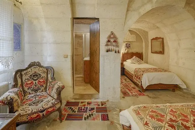 Cave Suite, Hill View