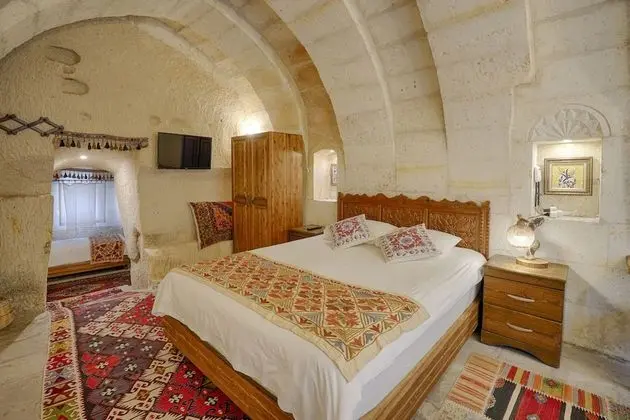 Cave Suite, Hill View