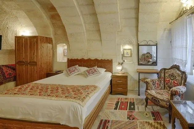 Cave Suite, Hill View