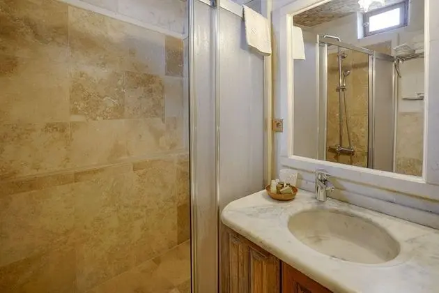 Cave Suite, Hill View