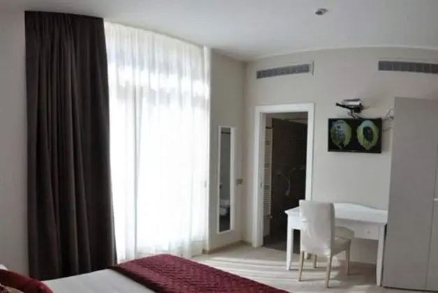 Standard Tek Büyük veya İki Ayrı Yataklı Oda, Kısmi Göl Manzaralı (Laterale)