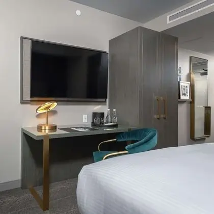 Oda, 1 Büyük (Queen) Boy Yatak, Engellilere Uygun (Petite, Roll-In Shower)
