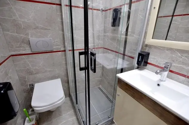 https://images.odamax.com/img/1920x1080/odamax/image/upload/T_m_Palace_Otel_202511220242521_Aile_banyo.jpeg