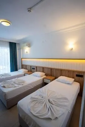 Triple, Bahçe Manzaralı