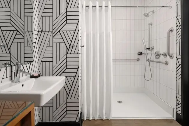 Deluxe Oda, 1 En Büyük (King) Boy Yatak, Engellilere Uygun (Mobility Bathtub w/Grab Bars)