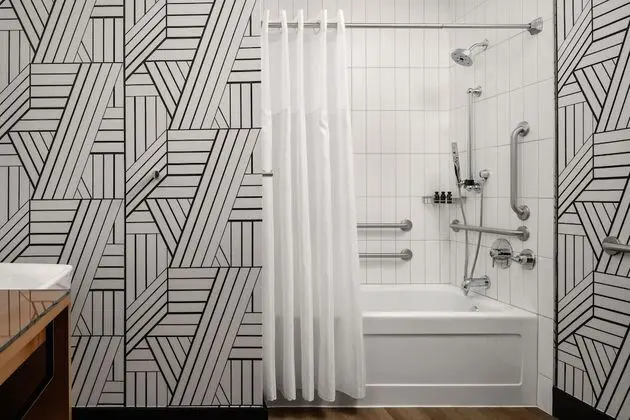 Oda, 1 En Büyük (King) Boy Yatak, Engellilere Uygun, Sigara İçilmez (Mobility Bathtub w/Grab Bars)