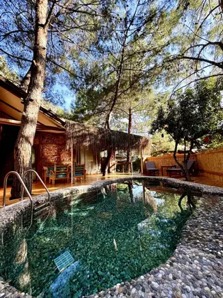 House, Dağ veya Havuz Manzaralı, Havuzlu