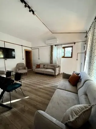 House, Dağ veya Havuz Manzaralı, Havuzlu