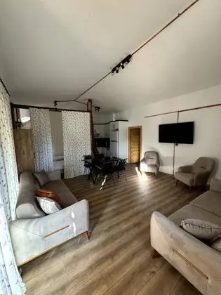 House, Dağ veya Havuz Manzaralı, Havuzlu
