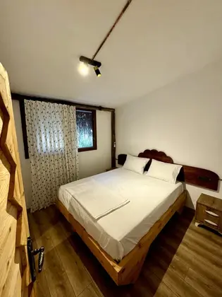 House, Dağ veya Havuz Manzaralı, Havuzlu