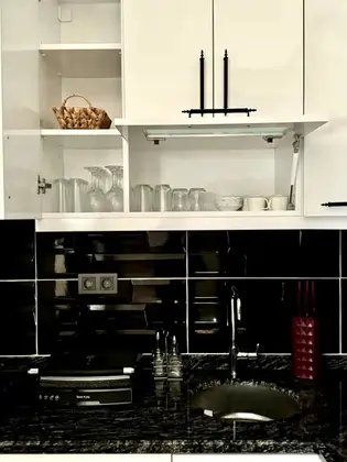 House, Dağ veya Havuz Manzaralı, Havuzlu
