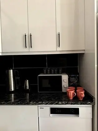 House, Dağ veya Havuz Manzaralı, Havuzlu