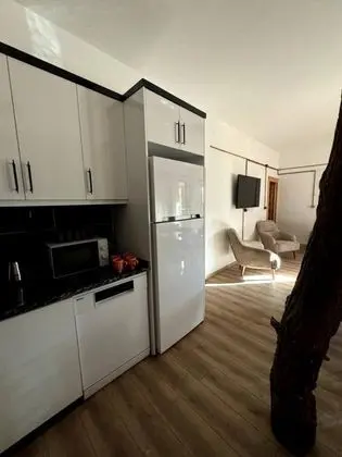 House, Dağ veya Havuz Manzaralı, Havuzlu