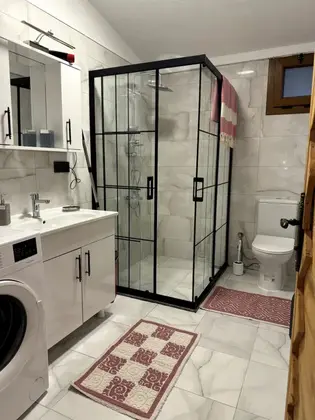 House, Dağ veya Havuz Manzaralı, Havuzlu