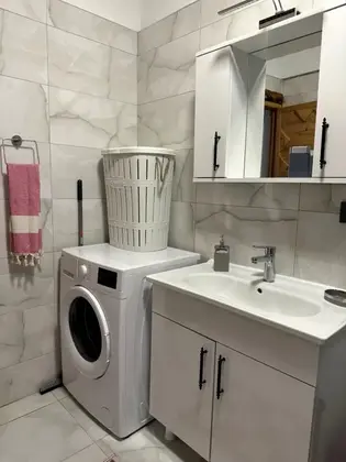 House, Dağ veya Havuz Manzaralı, Havuzlu