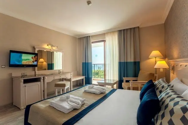 Hotel Senior Suit
