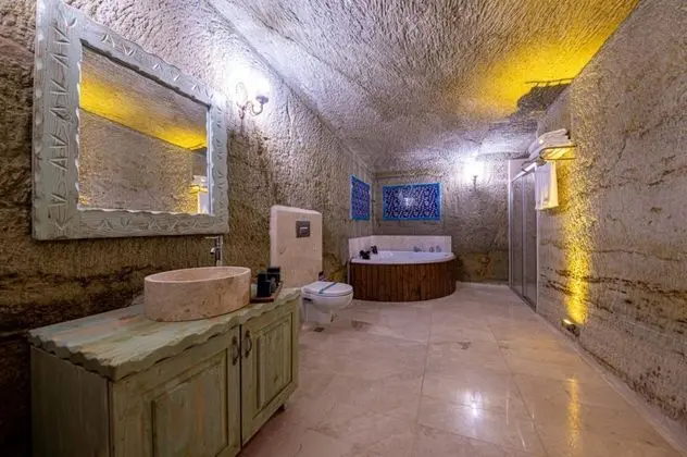 Deluxe Cave Suit, Manzarasız, Şömineli ve Jakuzili