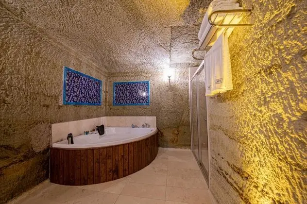 Deluxe Cave Suit, Manzarasız, Şömineli ve Jakuzili
