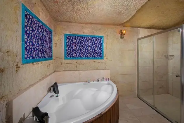 Deluxe Cave Suit, Manzarasız, Şömineli ve Jakuzili