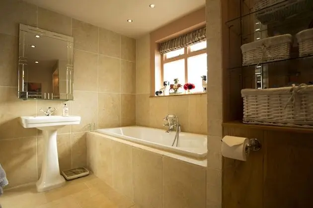 İki Ayrı Yataklı Oda, Özel Banyo (with Bath and Shower)