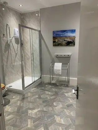 Tek Büyük veya İki Ayrı Yataklı Oda, Banyolu/Duşlu