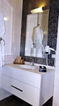 Bathroom sink