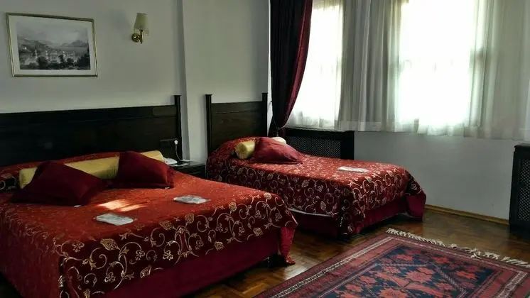 Üç Kişilik Oda
