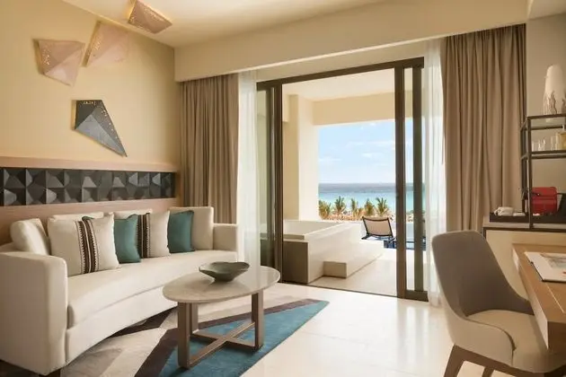 Turquoize Ocean Front Master King