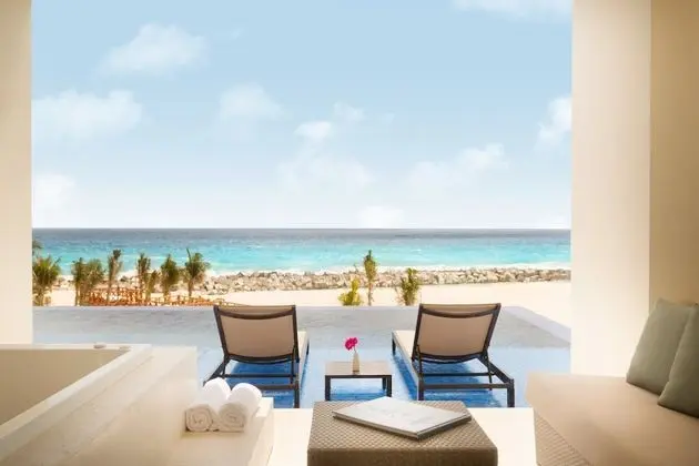 Turquoize Sky Swim Up Ocean Front Master Double