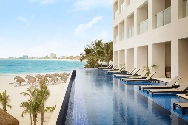 Turquoize Sky Swim Up Ocean Front Master Double