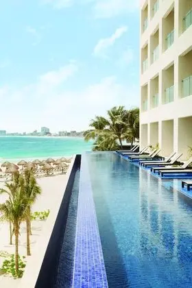 Turquoize Sky Swim Up Ocean Front Master Double