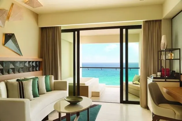 Turquoize Sky Swim Up Ocean Front Master Double