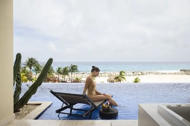 Turquoize Sky Swim Up Ocean Front Master Double