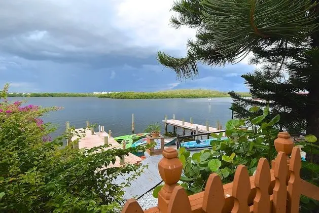 Kır Evi, Sıcak Su Küveti, Koy Manzaralı