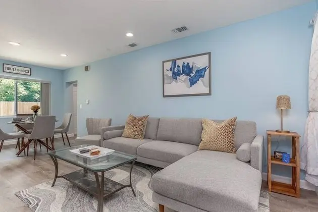 Ev (Turtle House of Sarasota)