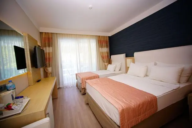 https://images.etstur.com/imgproxy/resize/2560x1440/files/images/hotelImages/etsrooms/530/Turunc_Resort_Otel_20251030094850_1.jpg
