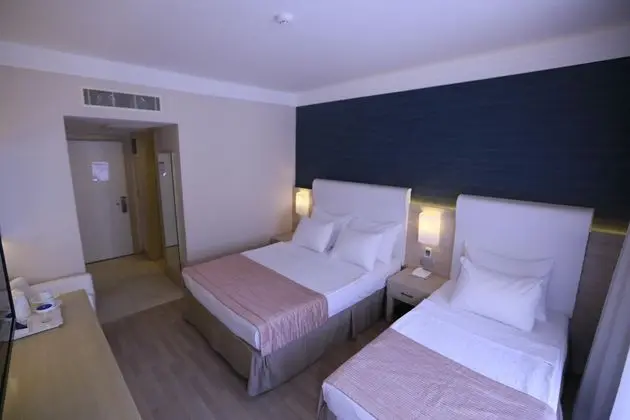 https://images.etstur.com/imgproxy/resize/2560x1440/files/images/hotelImages/etsrooms/530/Turunc_Resort_Otel_20251030095018_0.JPG