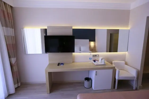 https://images.etstur.com/imgproxy/resize/2560x1440/files/images/hotelImages/etsrooms/530/Turunc_Resort_Otel_20251030095018_1.JPG
