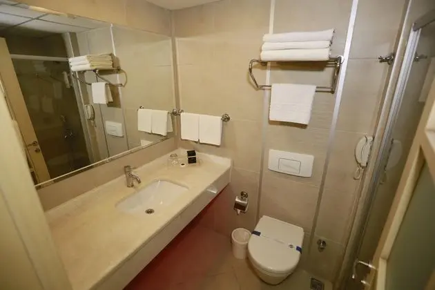 https://images.etstur.com/imgproxy/resize/2560x1440/files/images/hotelImages/etsrooms/530/Turunc_Resort_Otel_20251030095242_0.JPG