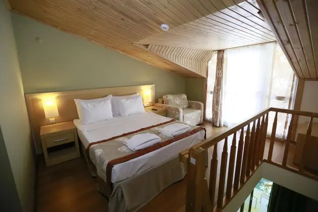 https://images.etstur.com/imgproxy/resize/2560x1440/files/images/hotelImages/etsrooms/530/Turunc_Resort_Otel_20251030095243_1.JPG