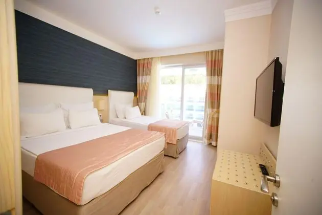 https://images.etstur.com/imgproxy/resize/2560x1440/files/images/hotelImages/etsrooms/530/Turunc_Resort_Otel_20251030095502_3.jpg