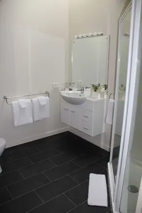 Classic Tek Büyük Yataklı Oda (Lake Room)