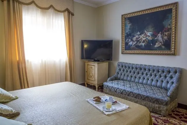 Junior Tek Büyük veya İki Ayrı Yataklı Oda